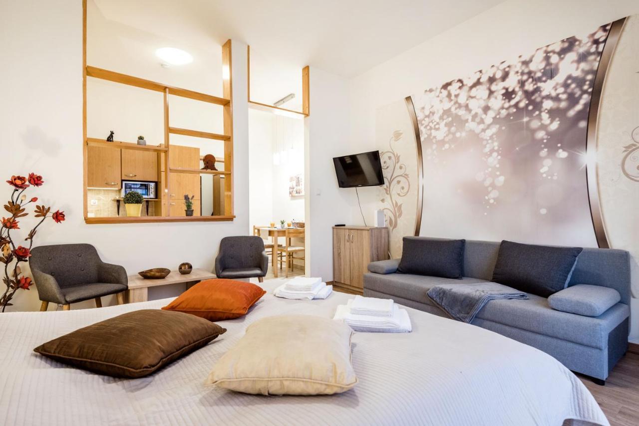 شقة Downtown Charm With Balcony And Garden View بودابست المظهر الخارجي الصورة