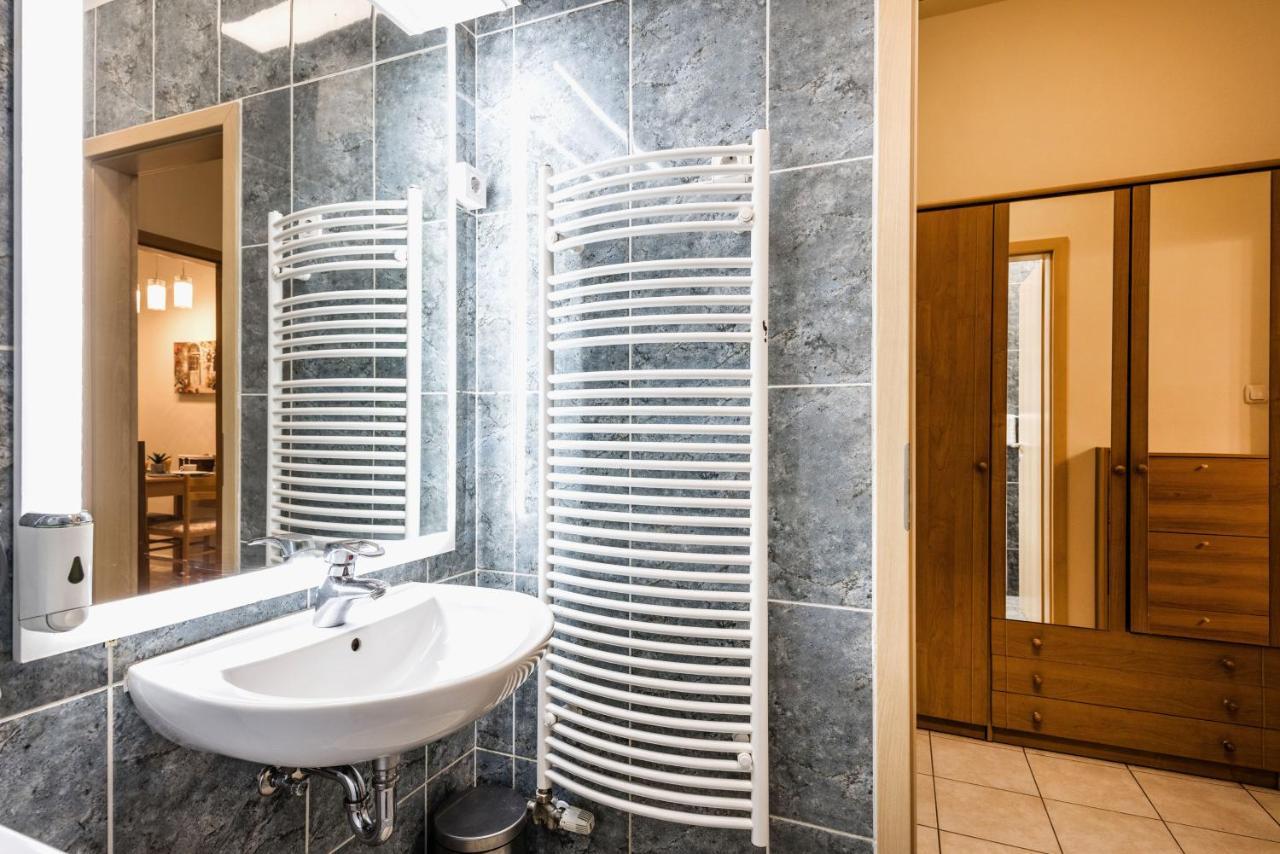 شقة Downtown Charm With Balcony And Garden View بودابست المظهر الخارجي الصورة