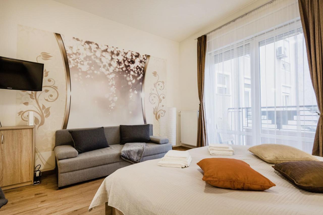 شقة Downtown Charm With Balcony And Garden View بودابست المظهر الخارجي الصورة